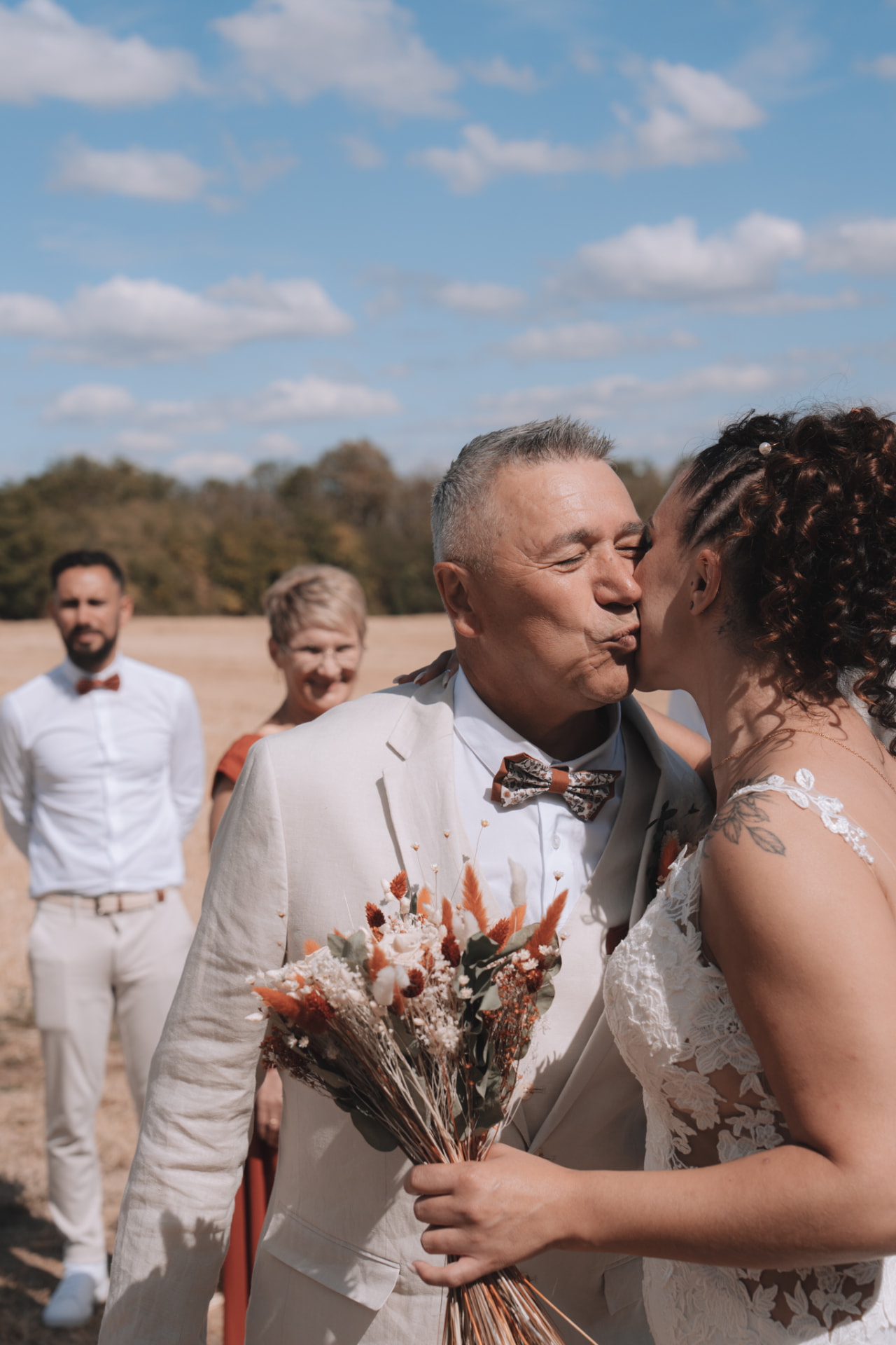 La mariée embrasse un proche sur la joue