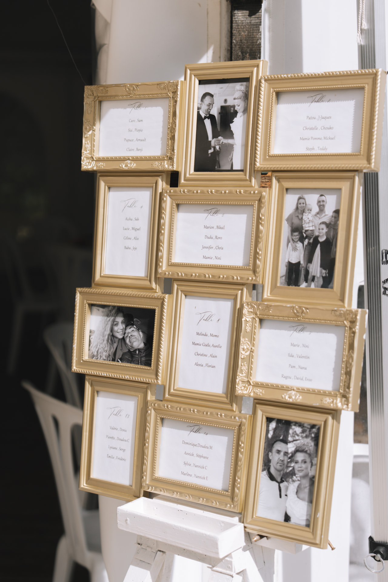 Plan de table composé de cadres dorés et de photos souvenirs
