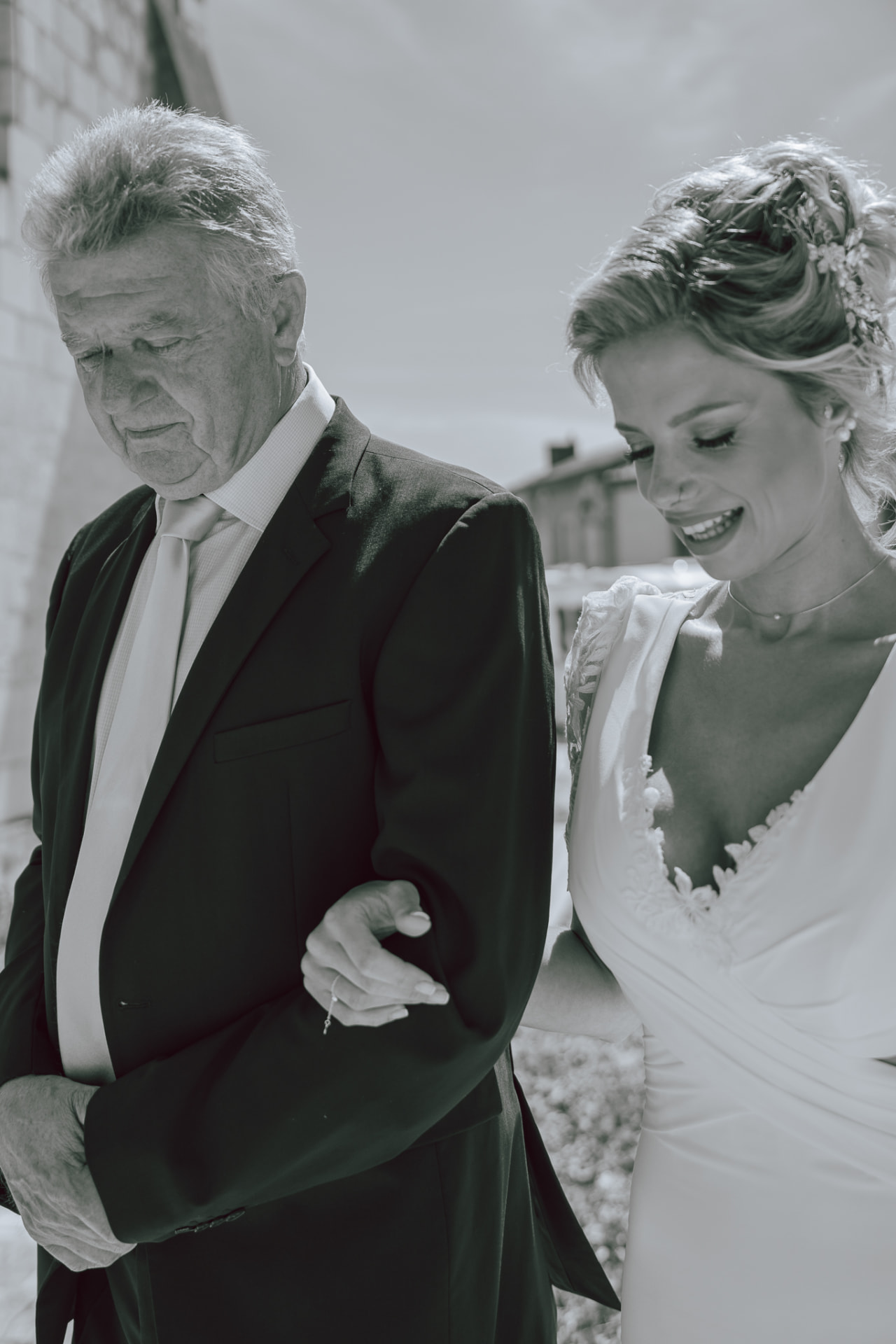 La mariée au bras de son père, en noir et blanc
