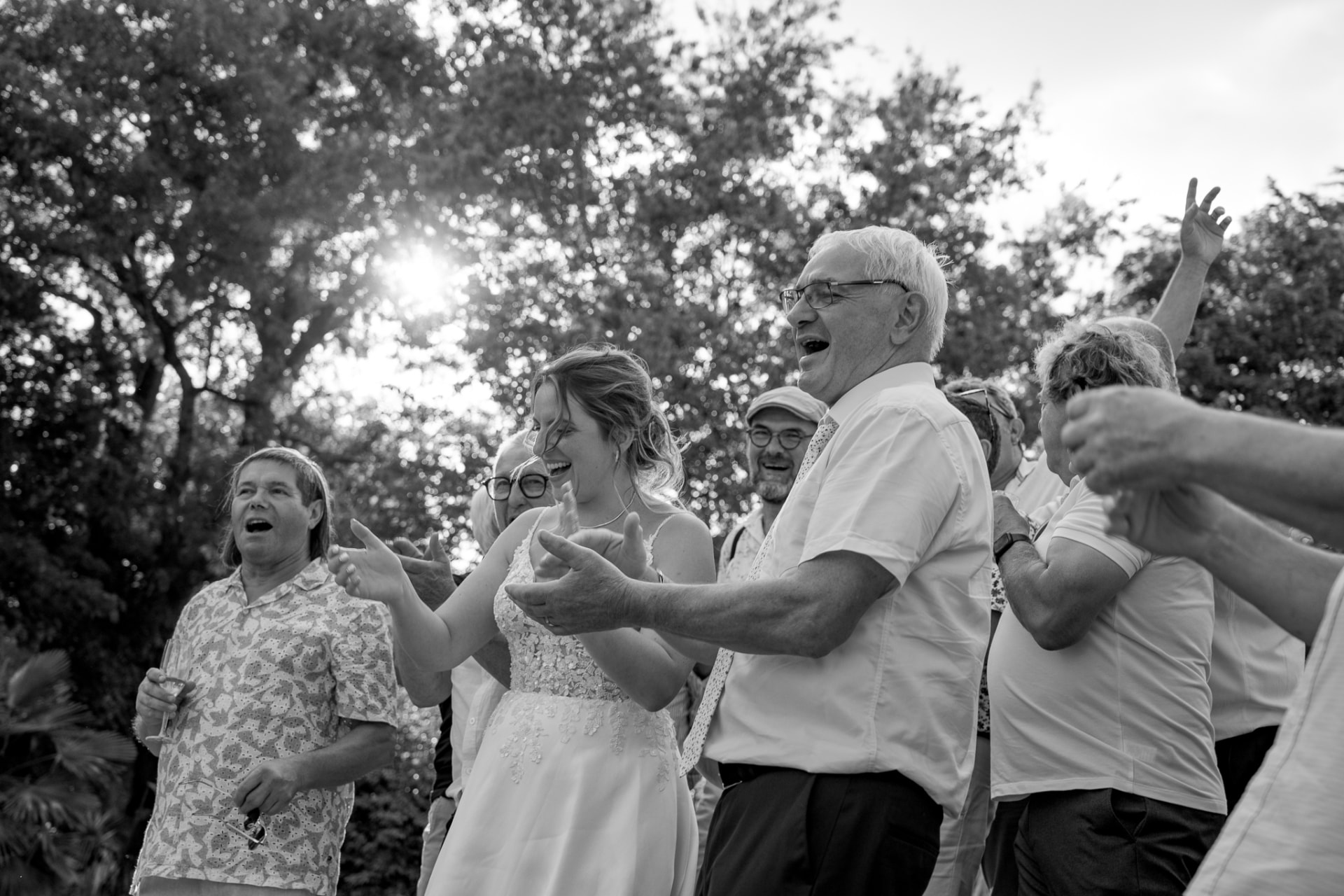 Invités qui applaudissent à contre-jour, en noir et blanc
