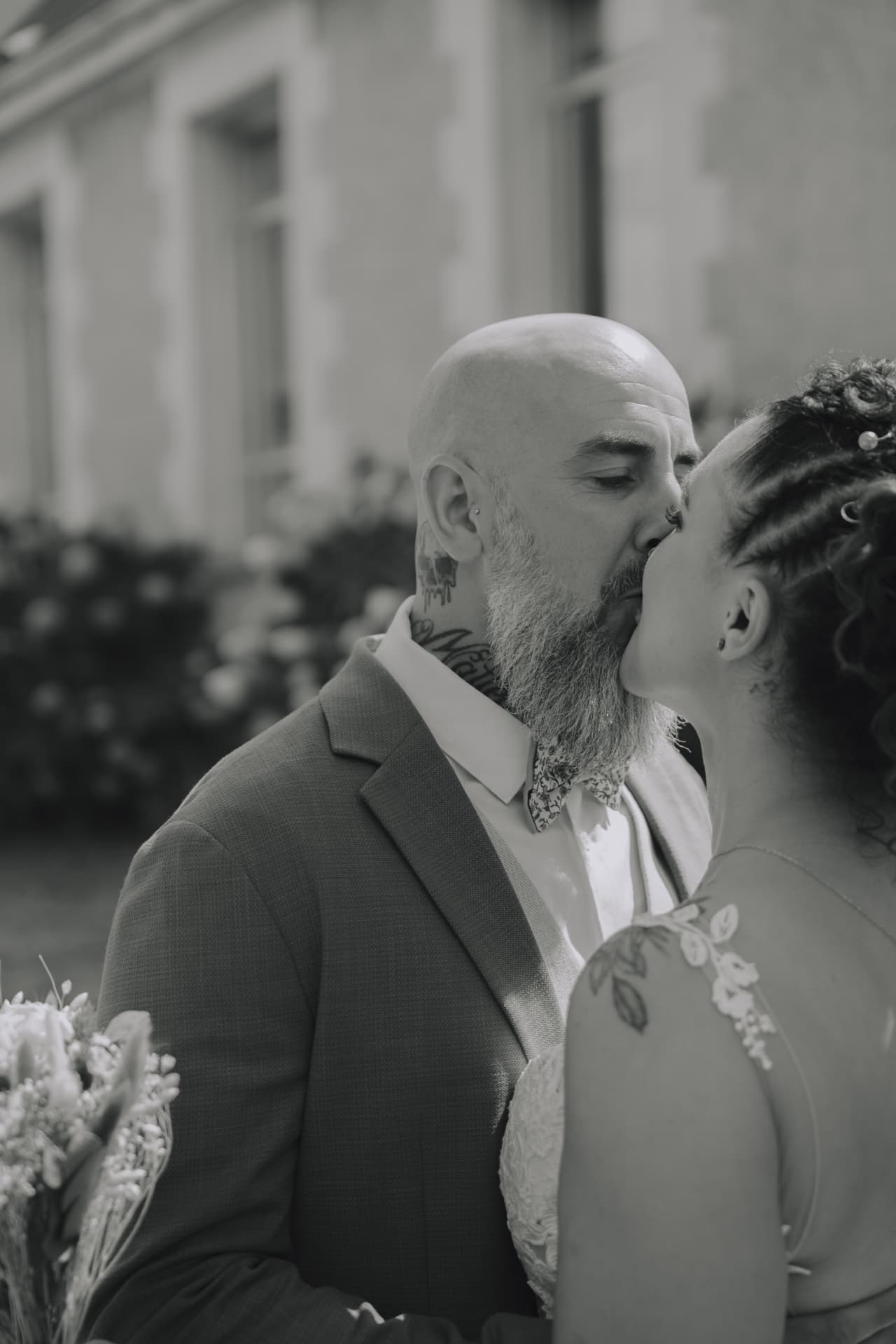 Baiser des mariés devant la mairie, en noir et blanc