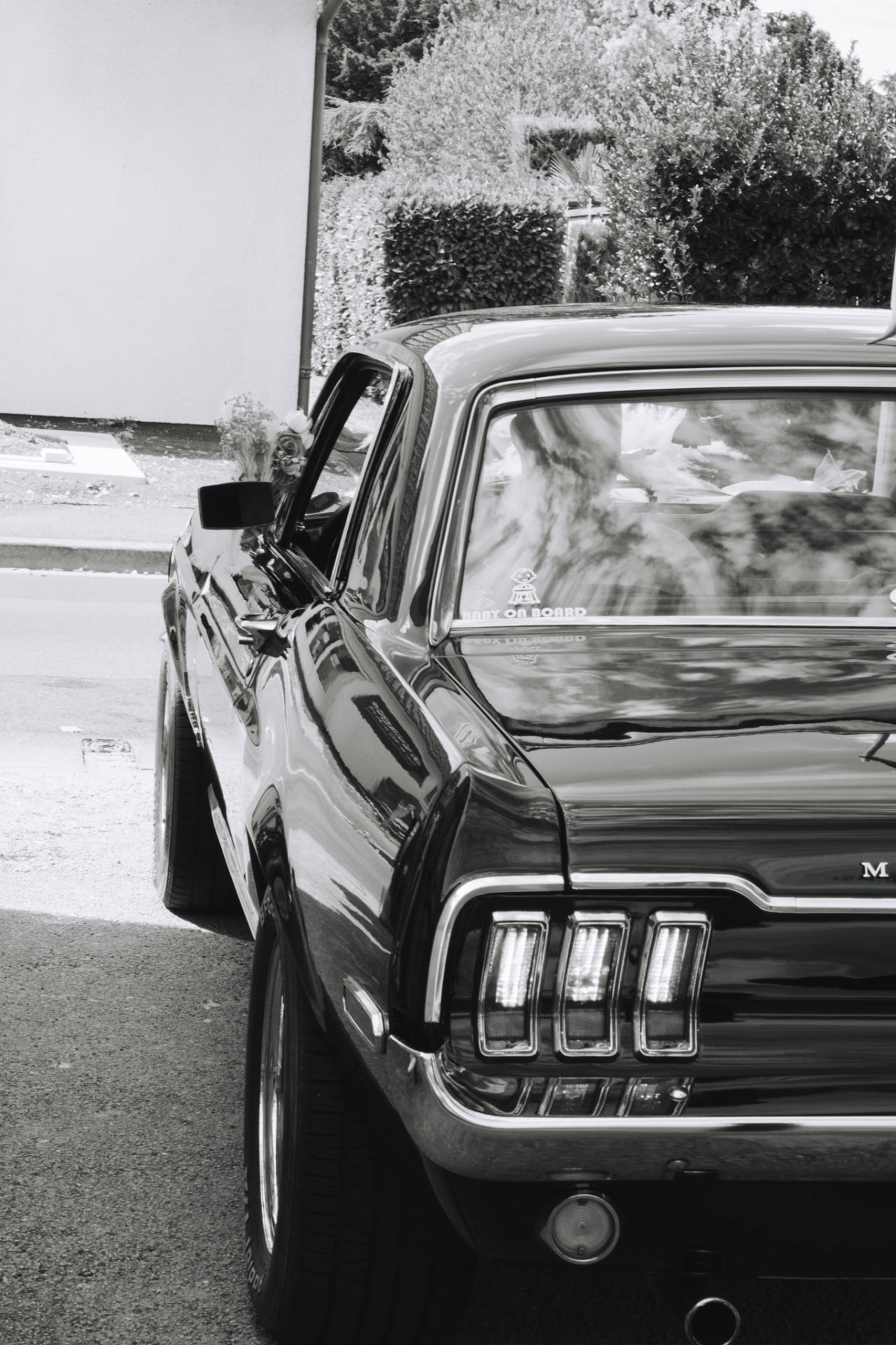 La voiture de collection du mariage, en noir et blanc