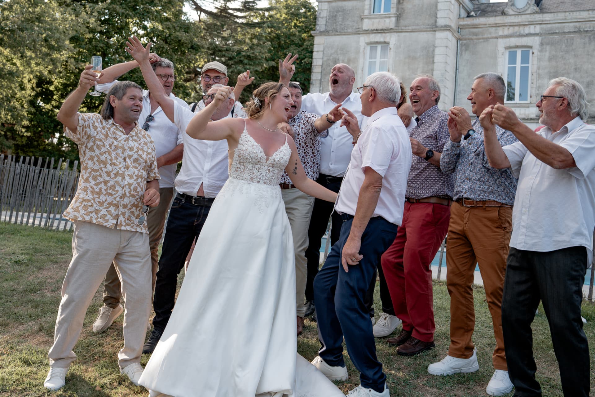 La mariée entourée de ses proches devant le château