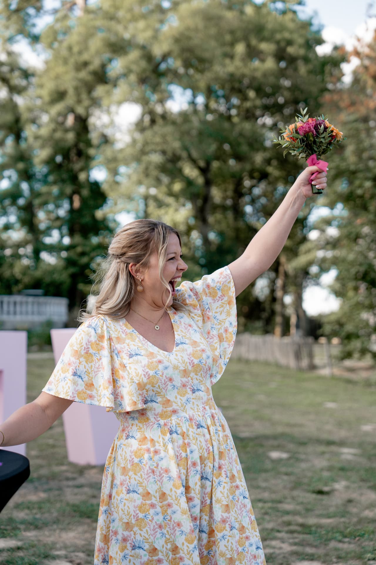 Éclat de rire pendant le lancer du bouquet