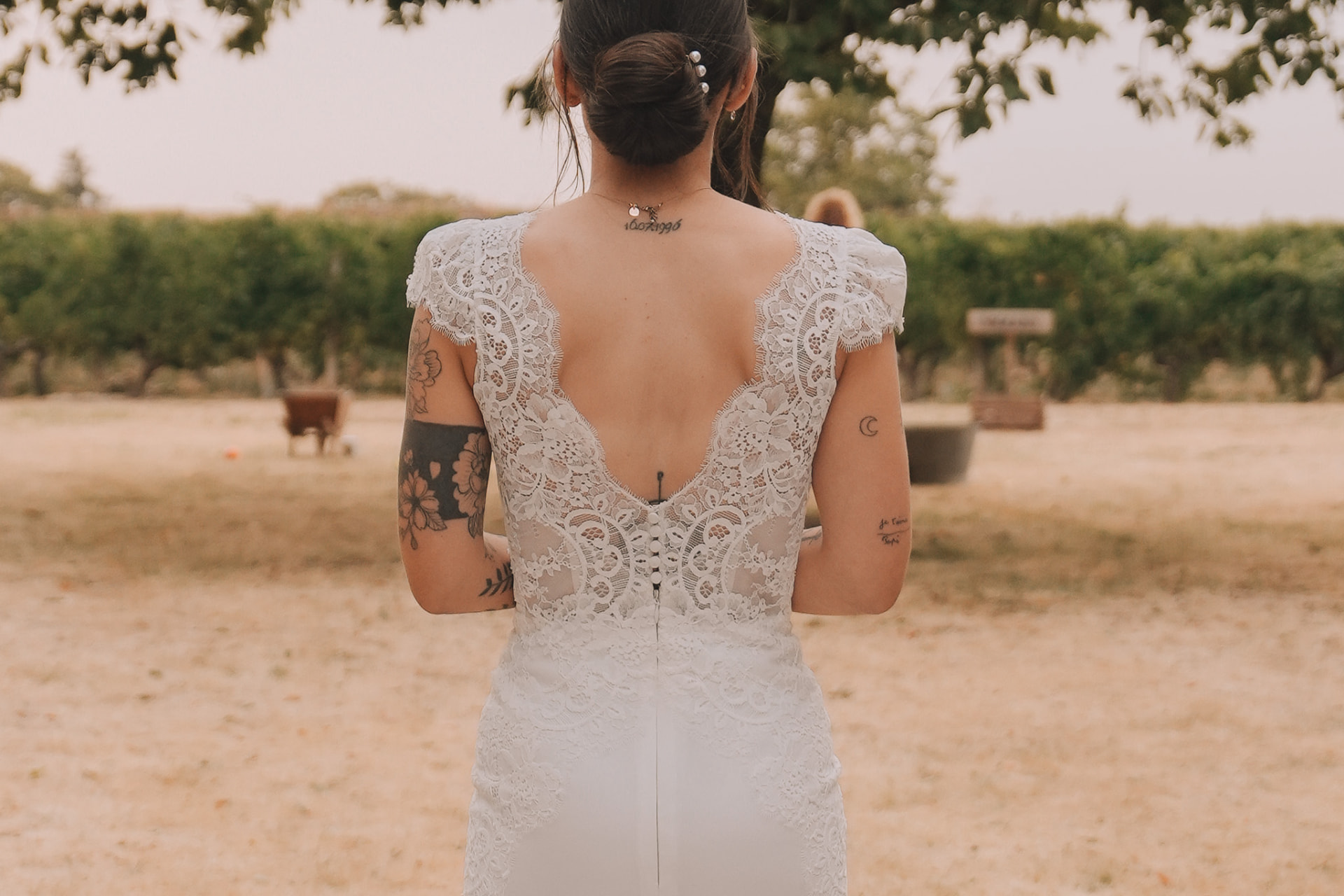 Dos de la robe en dentelle de la mariée