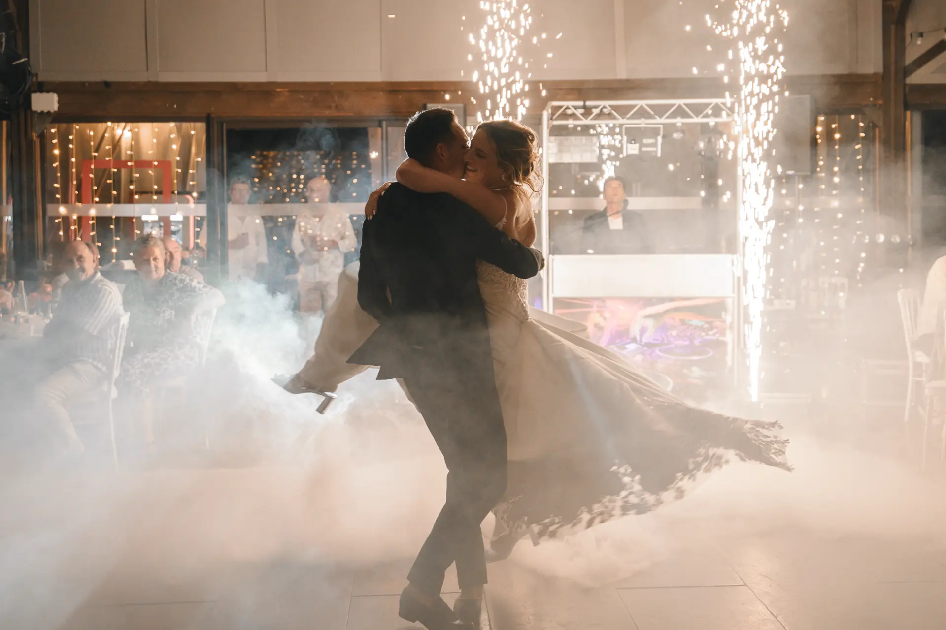 Première danse portée dans la fumée et les étincelles