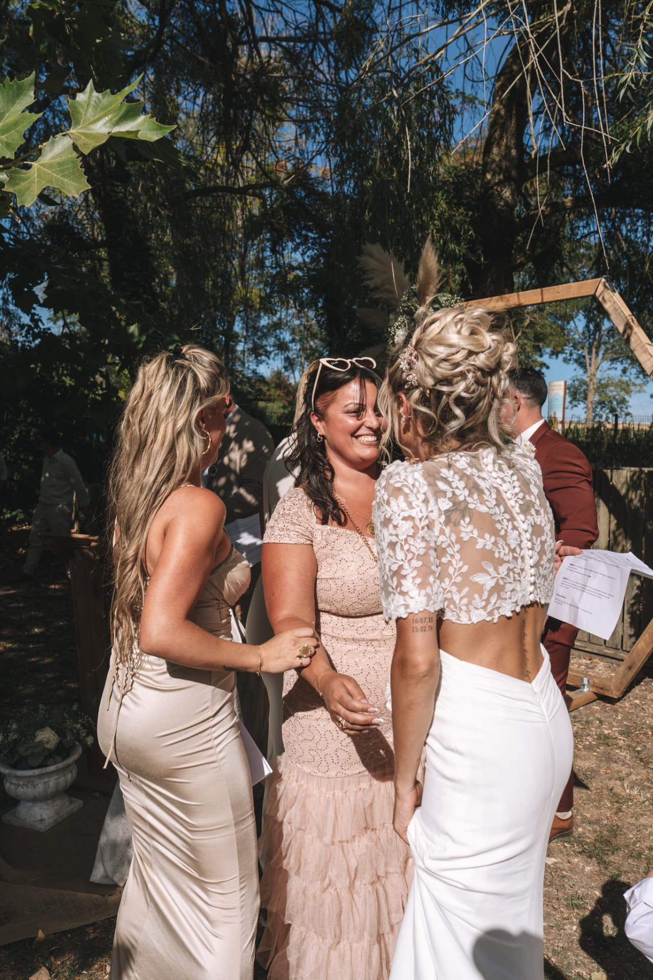 La mariée félicitée par ses proches après la cérémonie