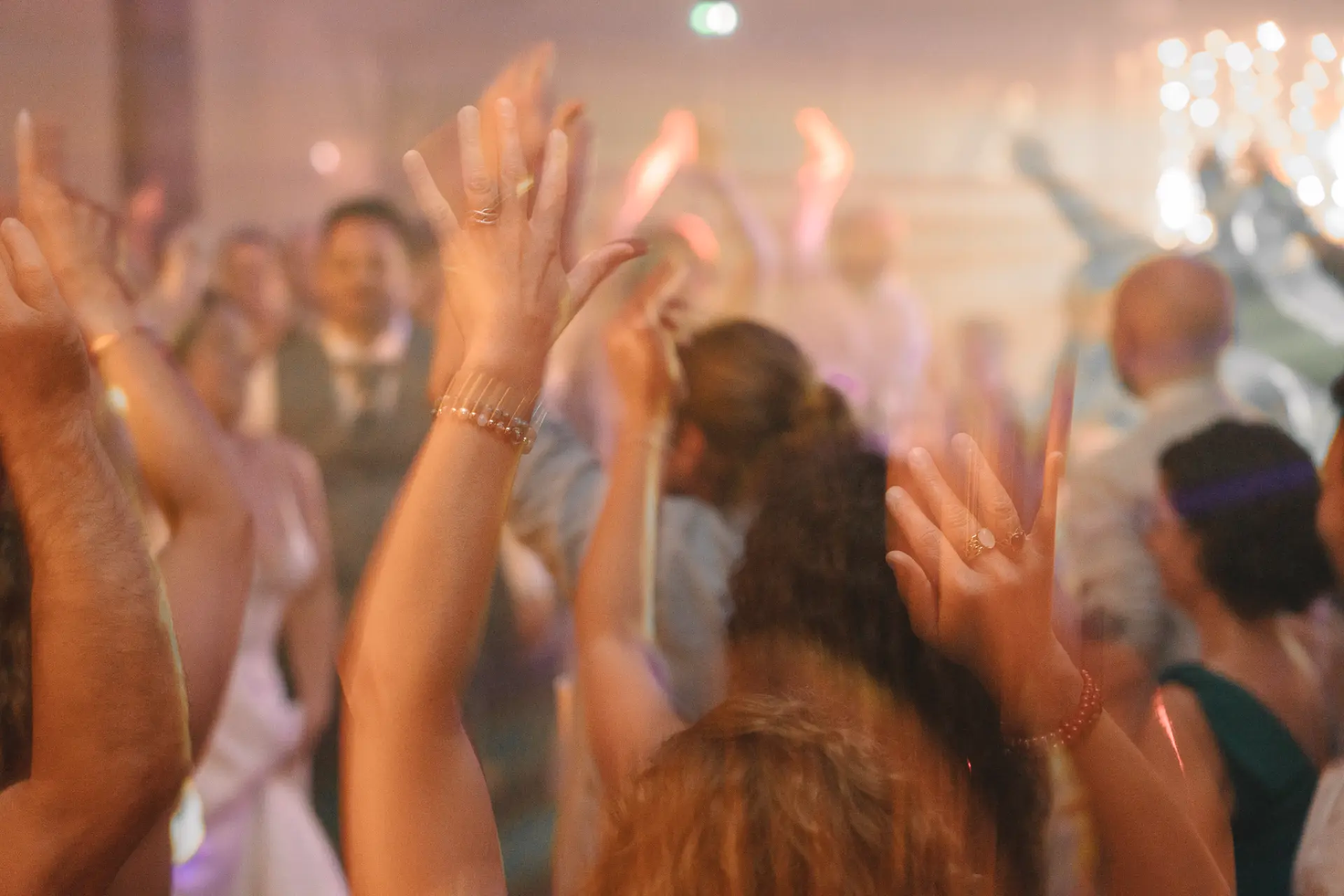 Mains levées des invités sur la piste de danse