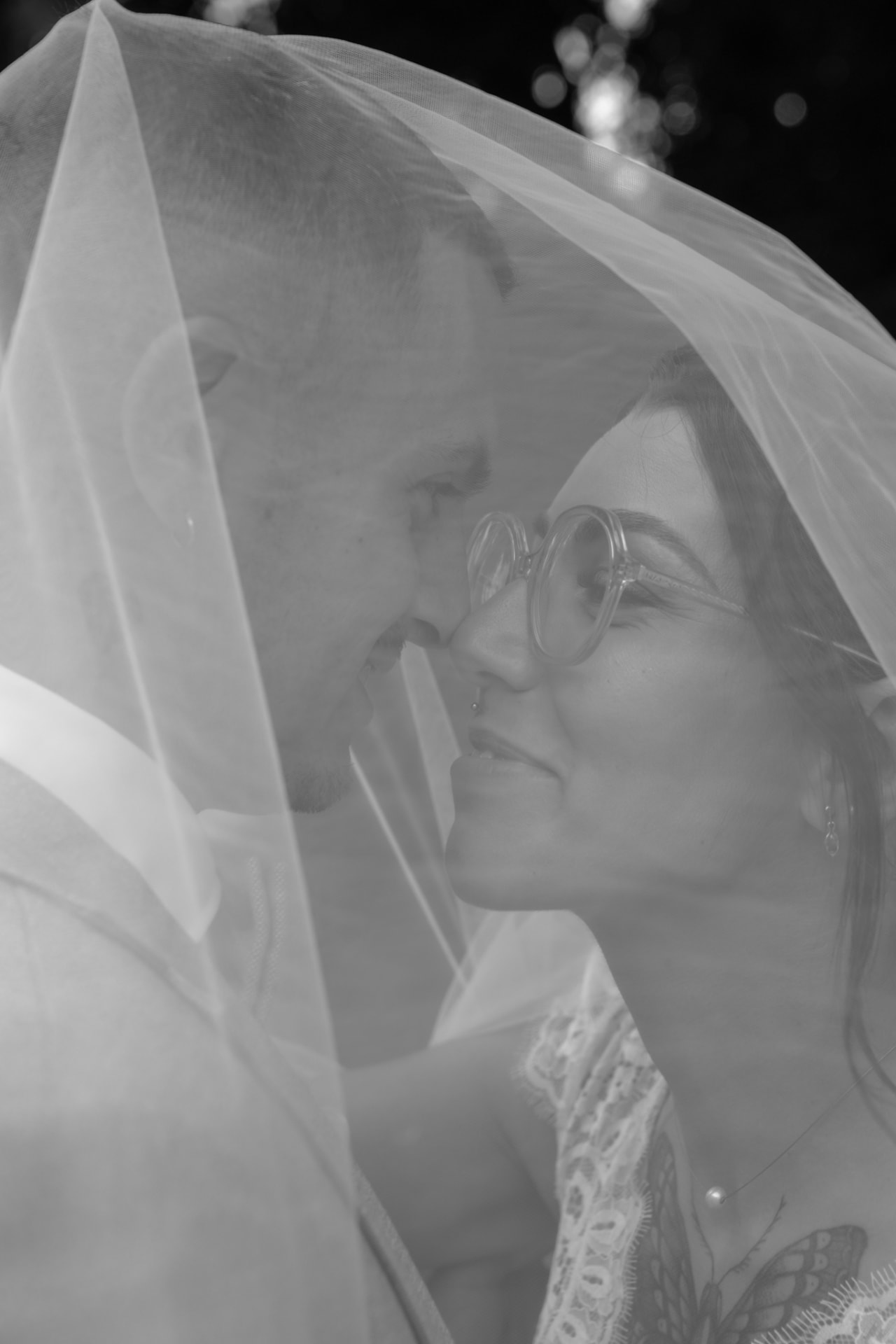 Les mariés sous le voile, en noir et blanc