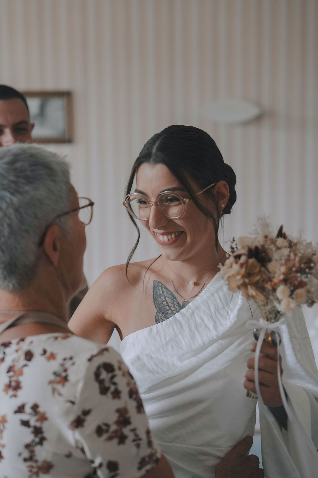 La mariée souriante embrasse un proche