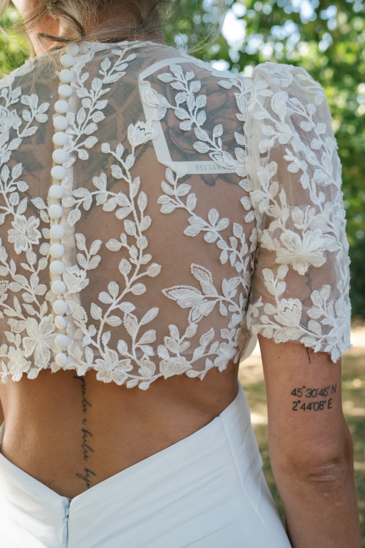 Détail du dos en dentelle de la robe de mariée