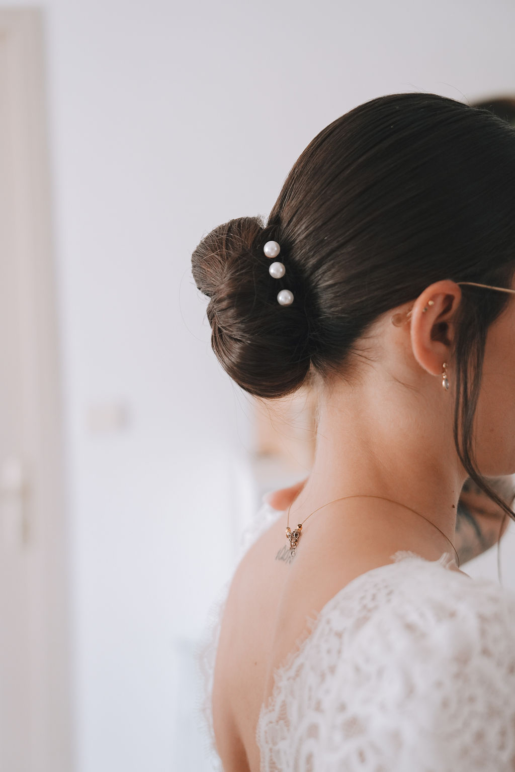 Chignon de la mariée orné de perles
