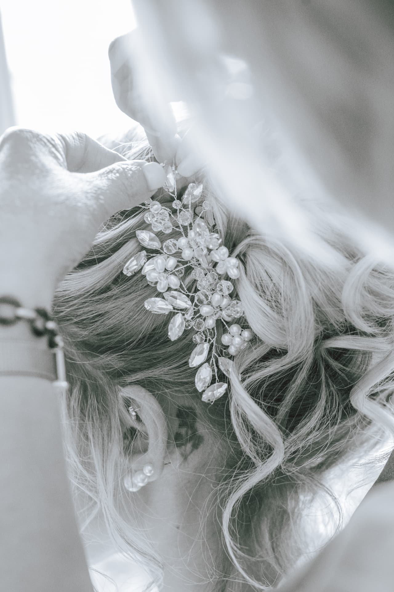 Pose du bijou de cheveux pendant les préparatifs, en noir et blanc